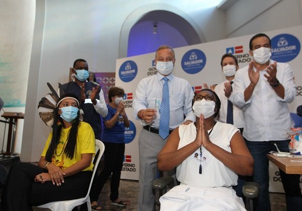 Primeira vacinada na Bahia é infectada