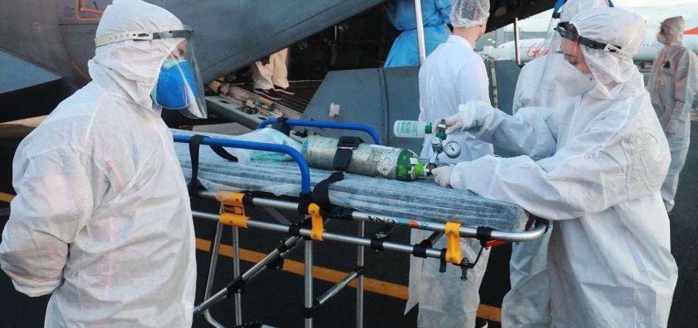  Hospital em Porto Alegre instala contêiner refrigerado para armazenar corpos de vítimas da Covid-19