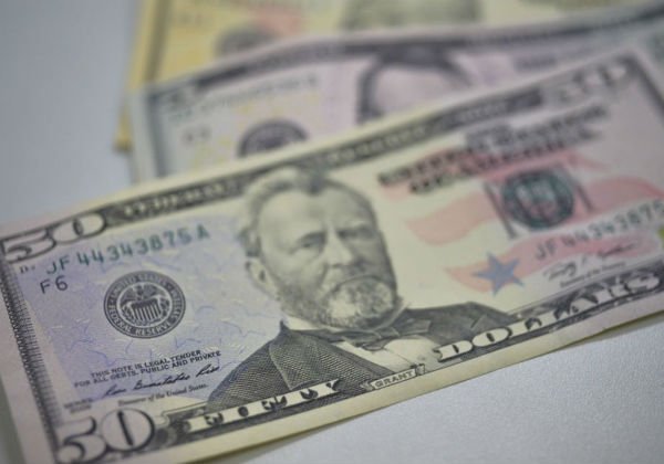 Dólar encosta em R$ 5,80, mas fecha dia próximo da estabilidade