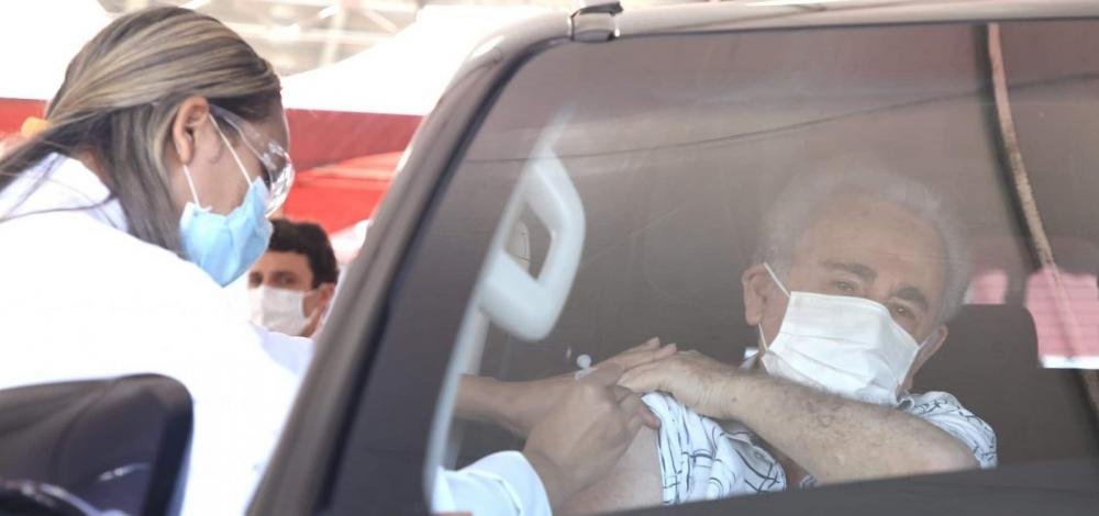 Brasil vacinou 4% da população contra Covid-19, diz consórcio de imprensa