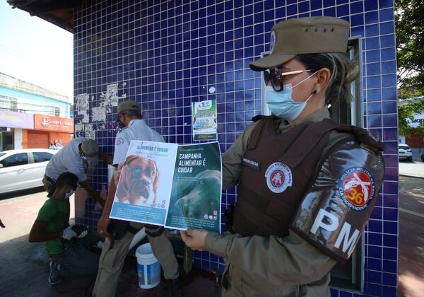 Agentes 36ª CIPM instalam comedouros e bebedouros para cães e gatos de rua