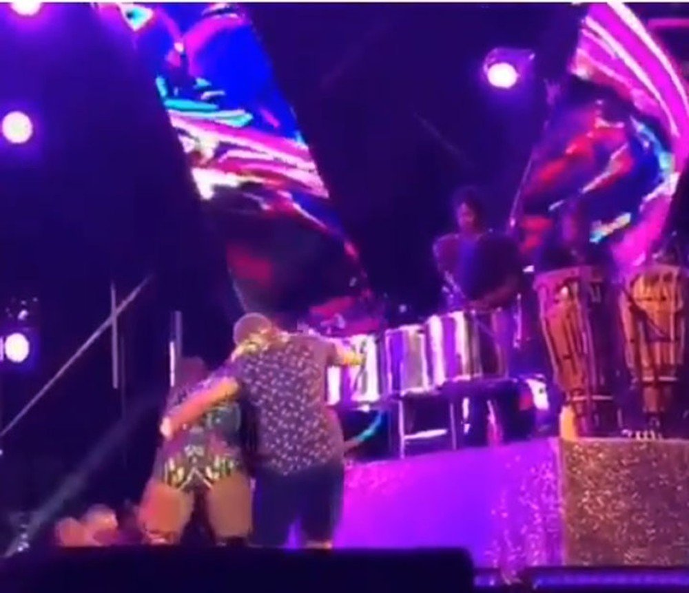 Ivete cai no palco abraçada a fã e continua cantando durante show na Bahia