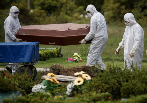 Média de mortes no país tem novo recorde e alcança 1.832 óbitos em uma semana