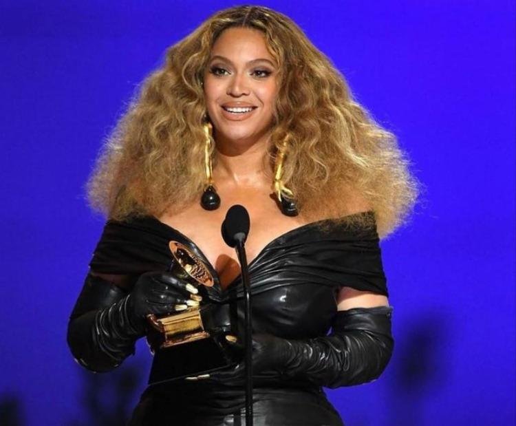 Beyoncé vence quatro categorias e bate recorde no Grammy