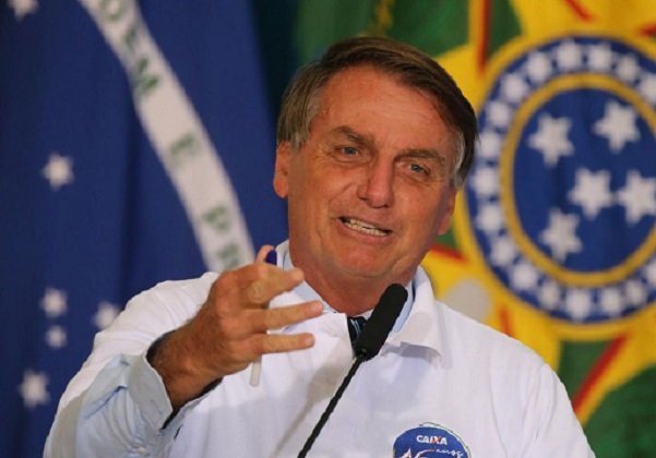 Jair Bolsonaro decide se vacinar e entrará na fila, diz coluna