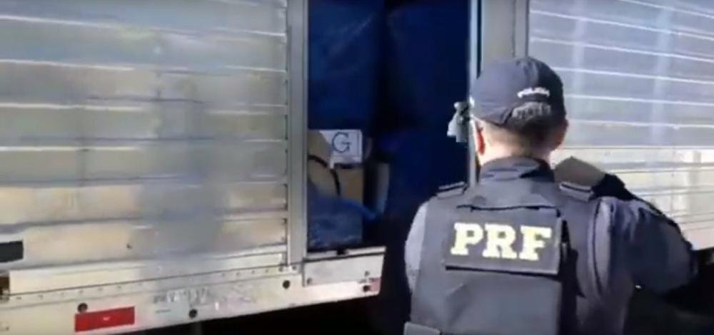 Mais de 300 mil maços de cigarros contrabandeados são achados em caminhão de mudança