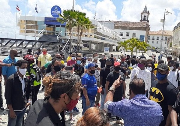 Trabalhadores do setor de entretenimento protestam em frente à Câmara de Salvador