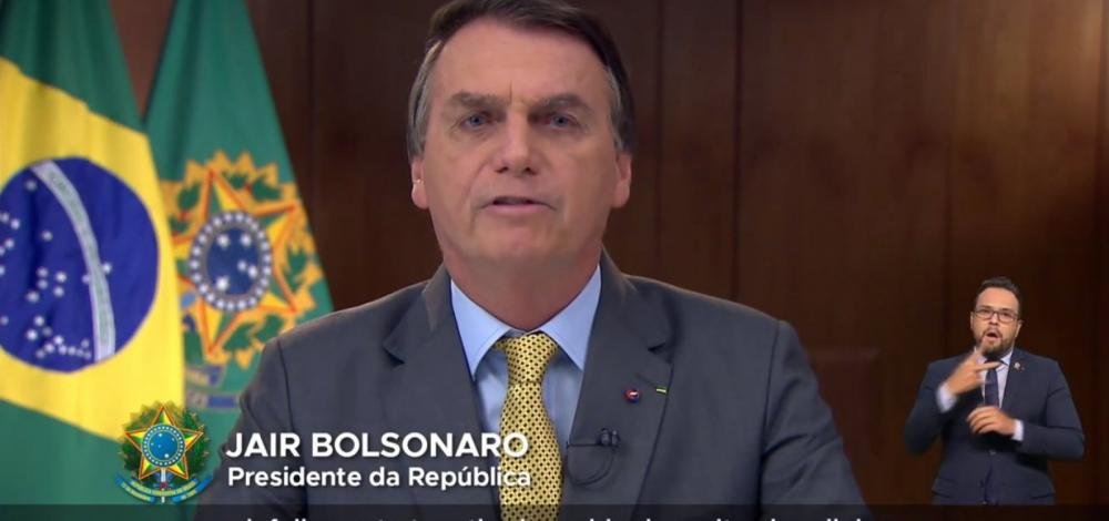 Bolsonaro mente em pronunciamento, muda discurso e agora diz ser favorável às vacinas