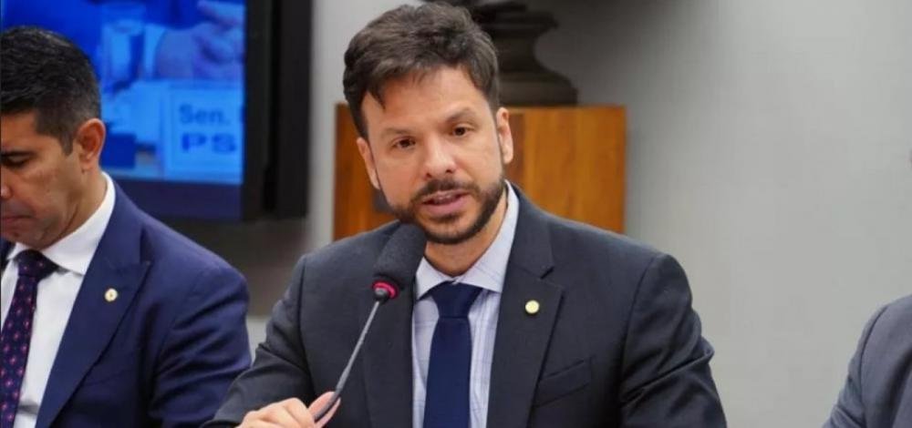 Deputados e senadores criam comissão para tratar crise da pandemia na educação