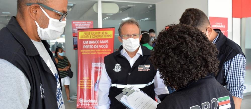 Procon de Feira intensifica ações de fiscalização da lei dos 15 minutos e medidas de segurança contra a Covid em bancos