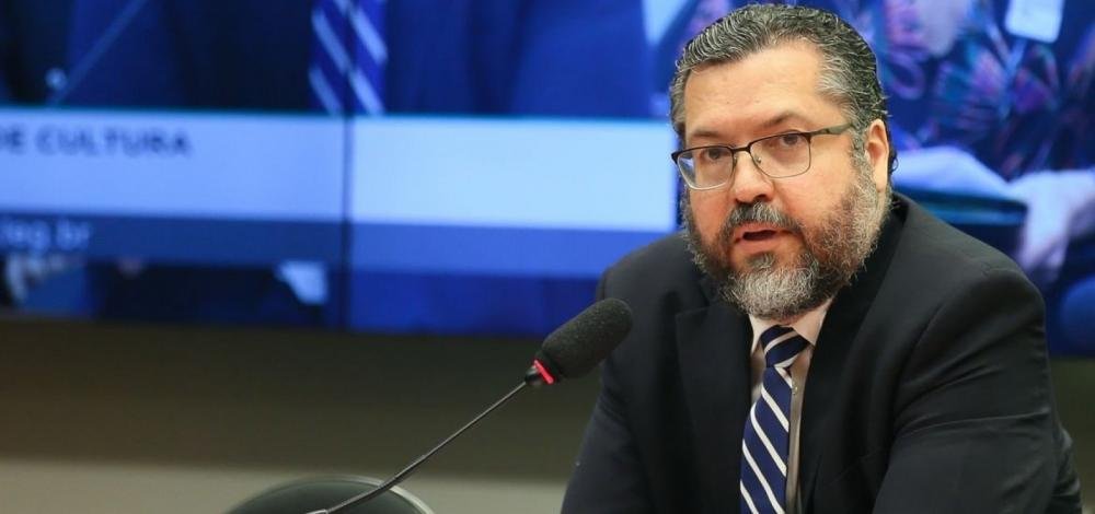 Frente Nacional de Prefeitos faz pressão por substituição de Ernesto Araújo