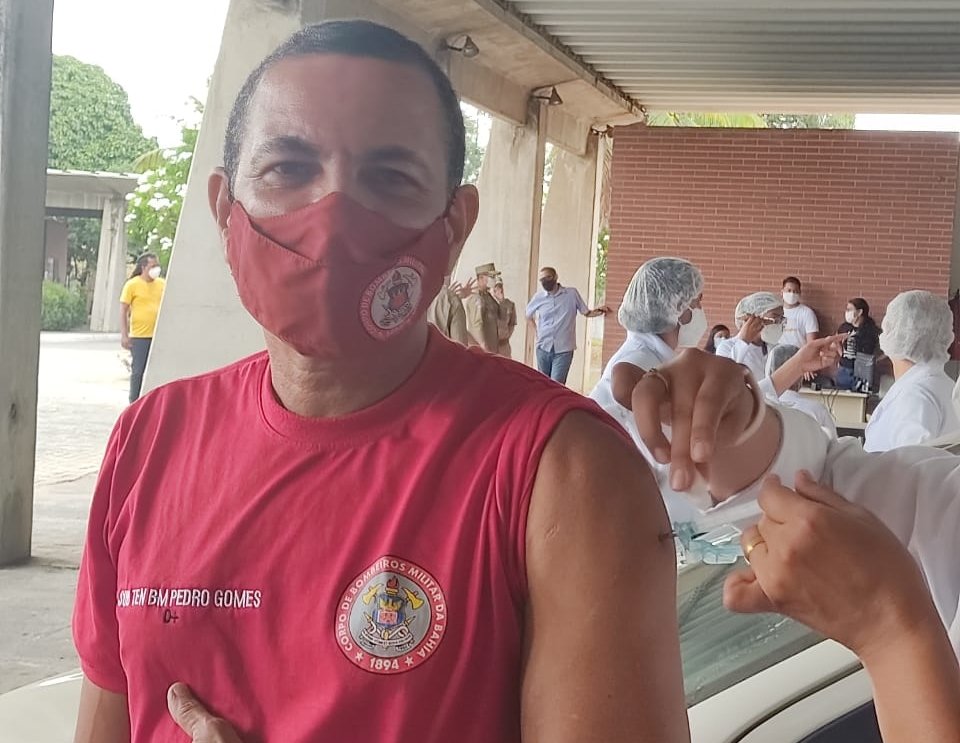 Bombeiros acima de 50 anos começam a ser imunizados em Feira de Santana
