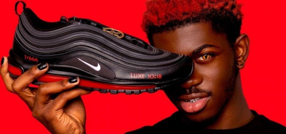 Nike processa coletivo por lançar 'tênis de Satanás' contendo sangue humano