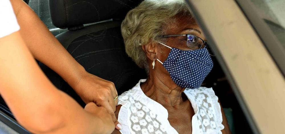 Vacinação de idosos com 62 anos ou mais começa nesta segunda em Salvador; confira cronograma
