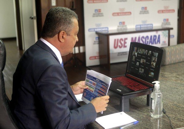 Rui garante prioridade na vacinação para trabalhadores da educação na Bahia