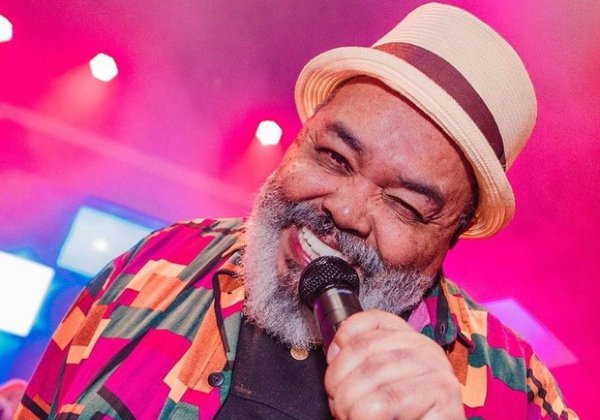 Cantor Jorge Aragão é internado após sentir dor no coração