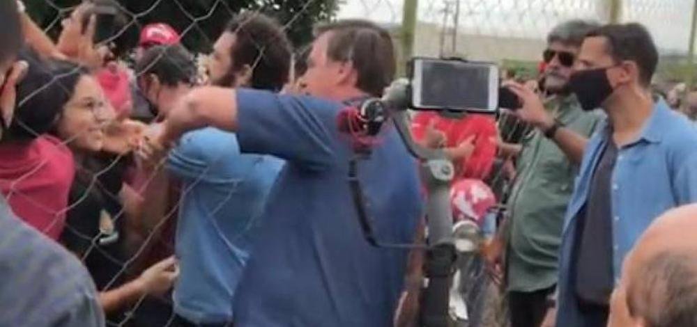 Sem máscara, Bolsonaro usa helicópteros oficiais fora da agenda e causa aglomeração em Goiás