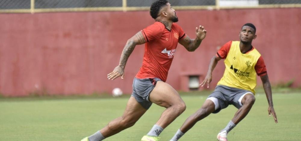 De olho no G-4, Vitória enfrenta líder do Baianão em jogo atrasado