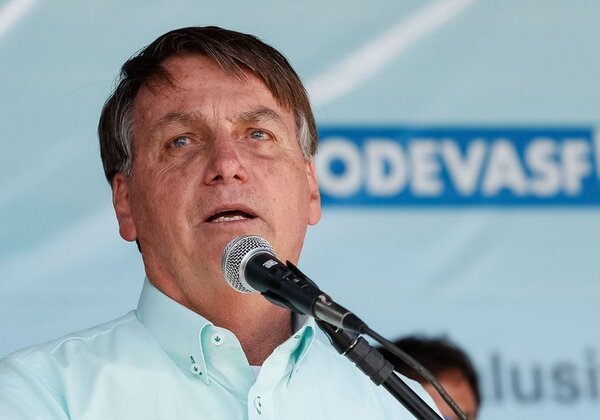 Na Bahia, Bolsonaro provoca o PT: ‘Nossa bandeira jamais será vermelha’