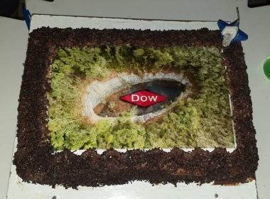 Vera Cruz: Moradores fazem bolo para 'comemorar' aniversário de cratera