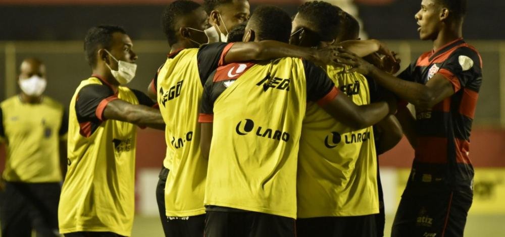 Com dois gols em quatro minutos, Vitória deixa vice-lanterna e projeta classificação no Baianão