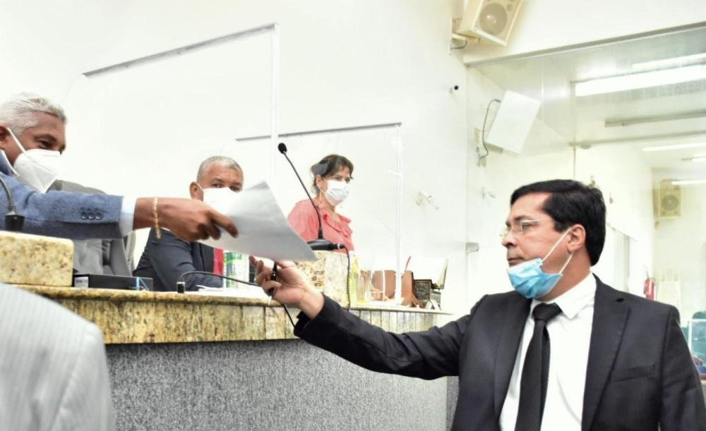 Com 13 assinaturas, vereadores entregam à Mesa da Câmara de Feira pedido de 