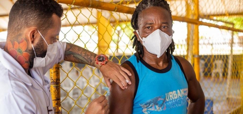 Lauro de Freitas suspende vacinação em drive-thrus e imuniza agentes de limpeza