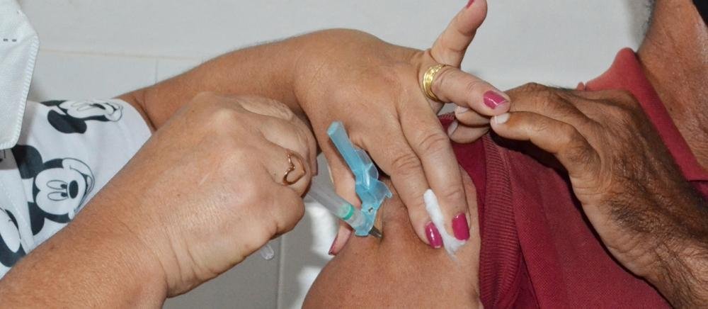 Vacinação para pessoas com comorbidades e trabalhadores da Educação segue intensa em Feira neste sábado