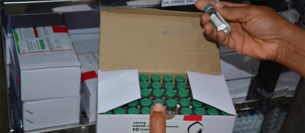 Feira de Santana suspende vacinação com doses da AstraZeneca/Oxford em gestantes
