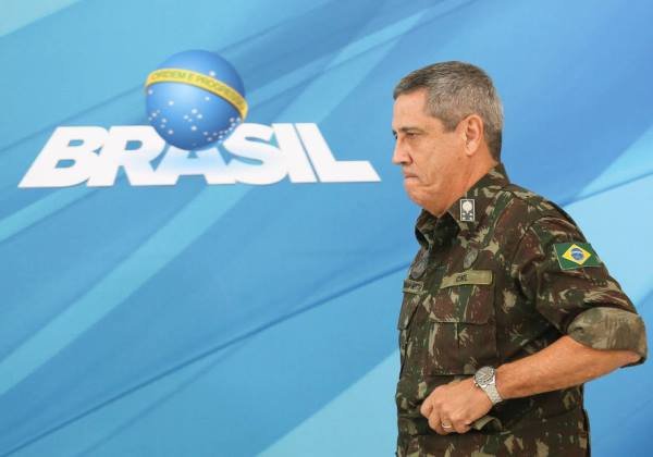 Braga Netto diz que proibirá compra de bebida alcoólica pelas Forças Armadas