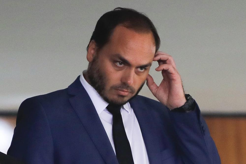 Gerente da Pfizer confirma que Carlos Bolsonaro participou de reunião sobre vacina