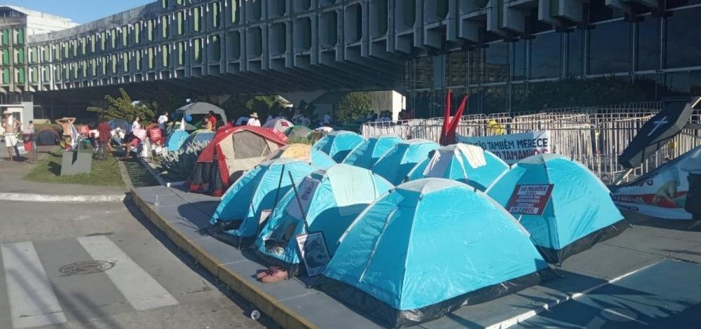 Após aprovar continuidade da greve, professores acampam em frente à Secretaria da Educação