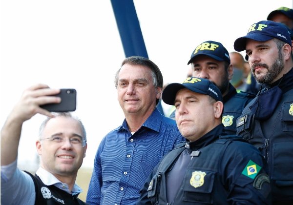 Bolsonaro ignora protocolos e faz tour por bases da PRF, que tem alta taxa de contaminação