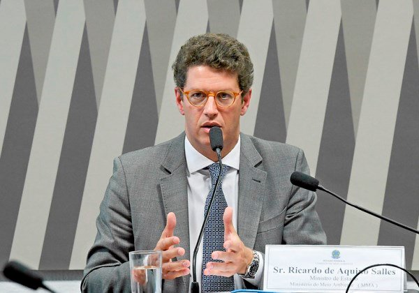 Deputado anuncia que PT e Minoria vão à Justiça por afastamento de Ricardo Salles