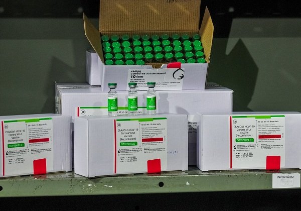 Governo recebe 5,9 milhões de doses da vacina de Oxford neste sábado (29)