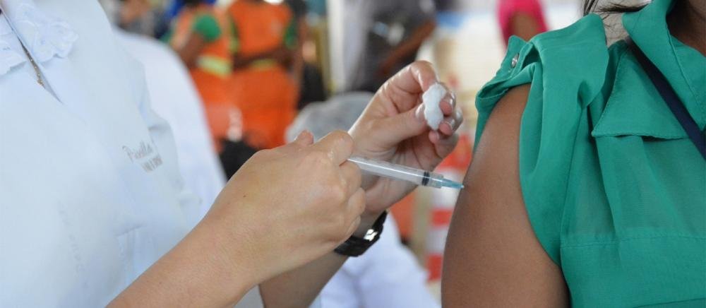 Aplicação de primeira dose contra Covid-19 é retomada nesta quinta em Feira