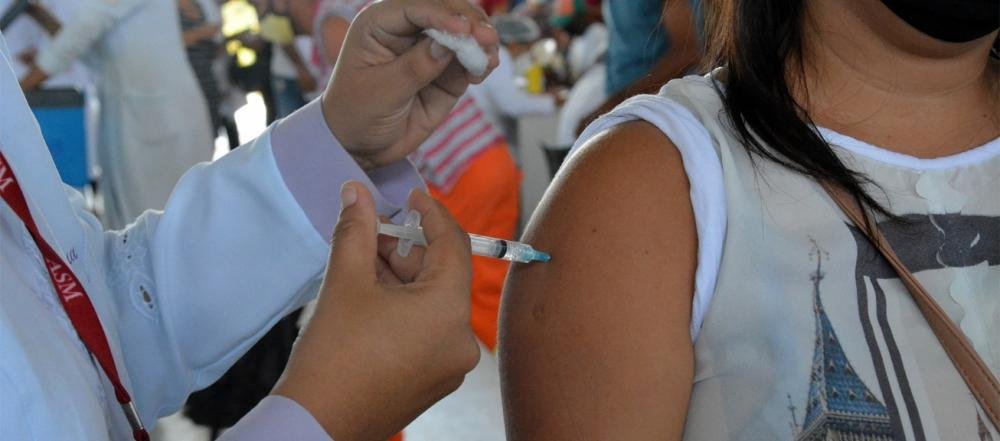 Vacinação de primeira dose contra a Covid-19 segue nesta sexta em Feira