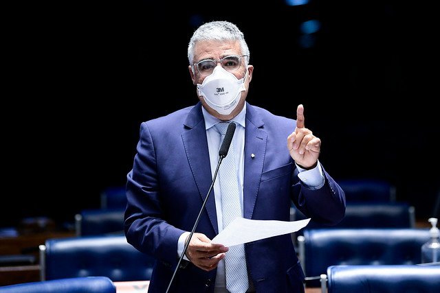 Girão afirma que erros do governo federal frente à pandemia são normais 