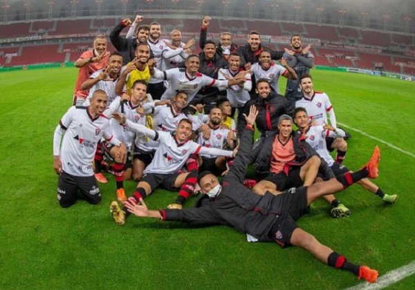 Vitória surpreende, ganha do Inter e avança na Copa do Brasil