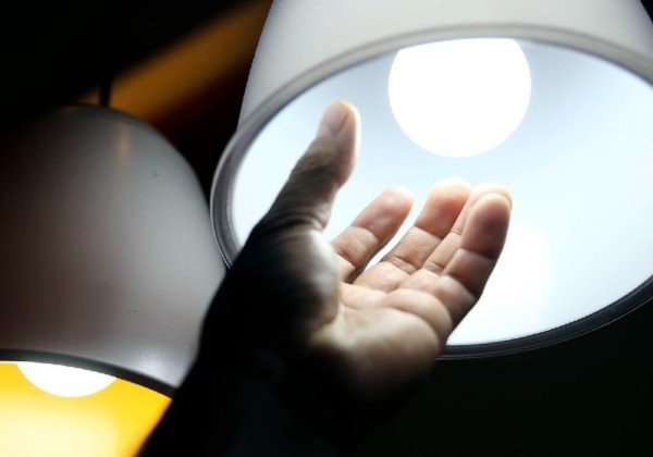 Aneel prorroga proibição de corte de luz por inadimplência