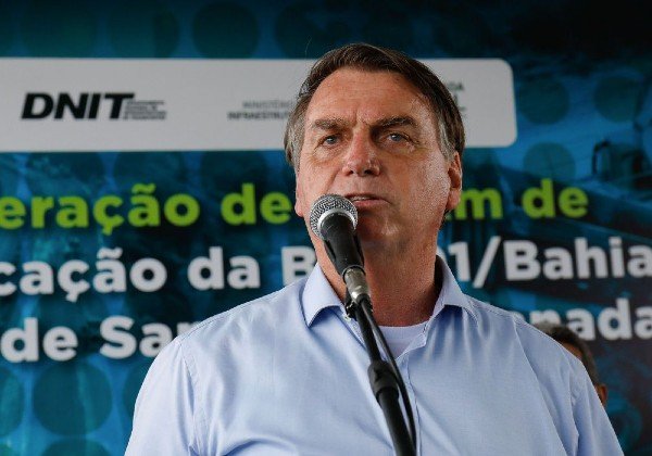 Bolsonaro afirma que quem não dispensar vacinados de usar máscara é negacionista
