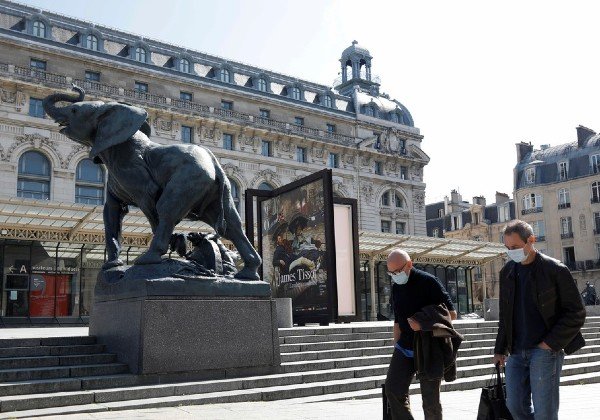 França retira obrigatoriedade do uso de máscaras ao ar livre