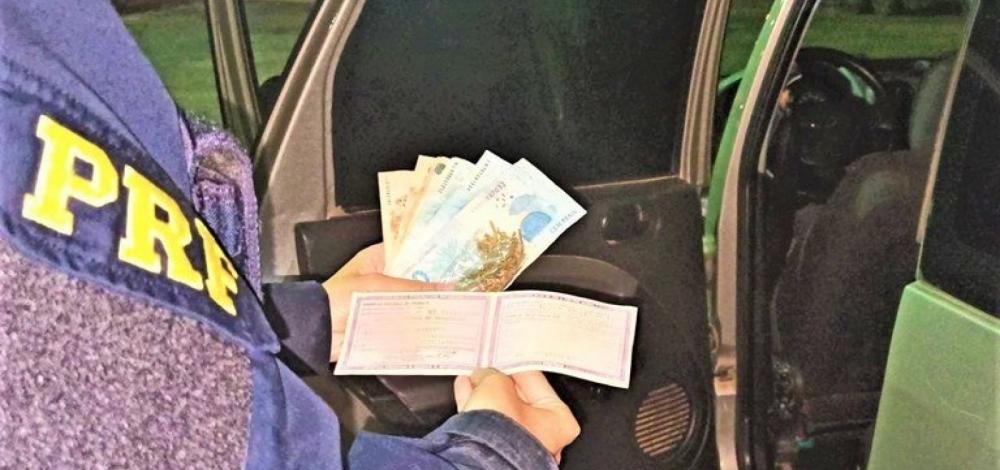 Motorista sem CNH tenta subornar policiais com R$ 200 e acaba preso