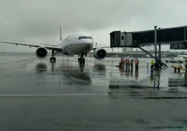 Primeiro lote com 1,5 milhão de doses da vacina da Janssen chega ao Brasil