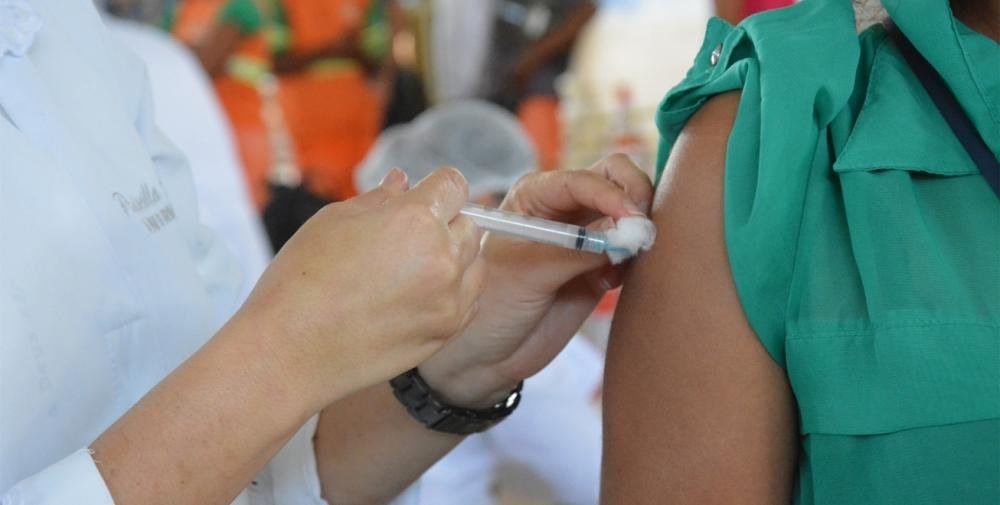 Feira vacina pessoas a partir de 44 anos, gestantes e puérperas com primeira dose nesta segunda (28)