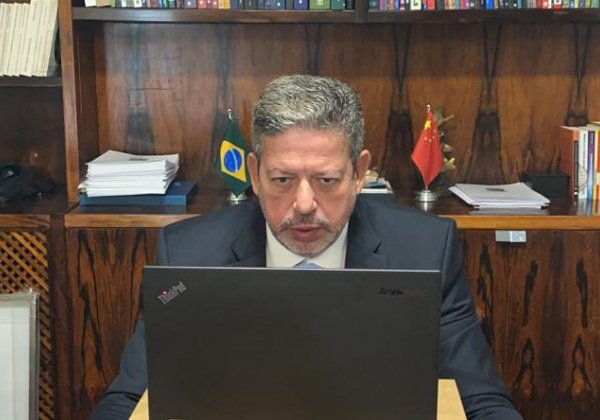 Moradores de Alagoas publicam outdoors cobrando Lira sobre impeachment de Bolsonaro