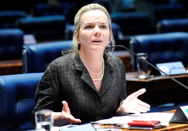 Gleisi Hoffmann tenta provar que está viva para tomar vacina contra a Covid-19