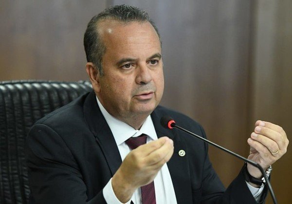 Ministro passa mal e é internado em Porto Seguro