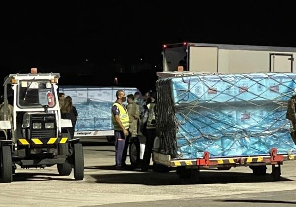 Mais 81,9 mil doses de vacinas desembarcaram no aeroporto de Salvador