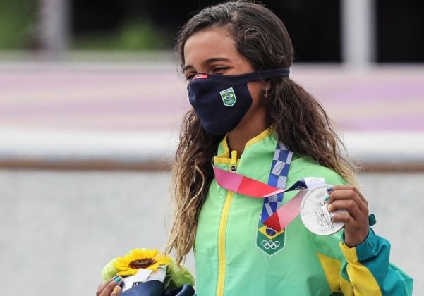 Olimpíadas: Com apenas 13 anos, Rayssa Leal faz história e é prata no skate